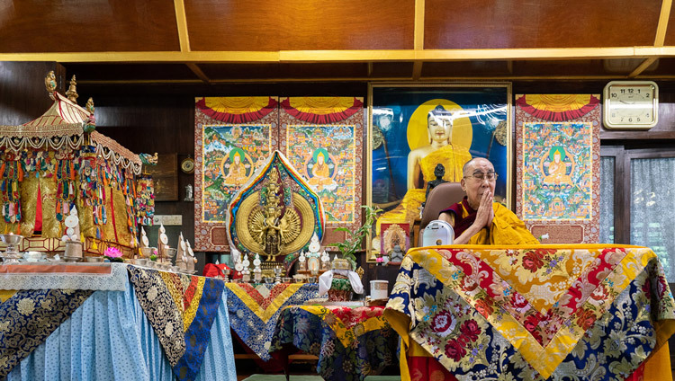 Его Святейшество Далай-лама во время подготовительных церемоний для посвящения Авалокитешвары. Фото: дост. Тензин Джампхел.