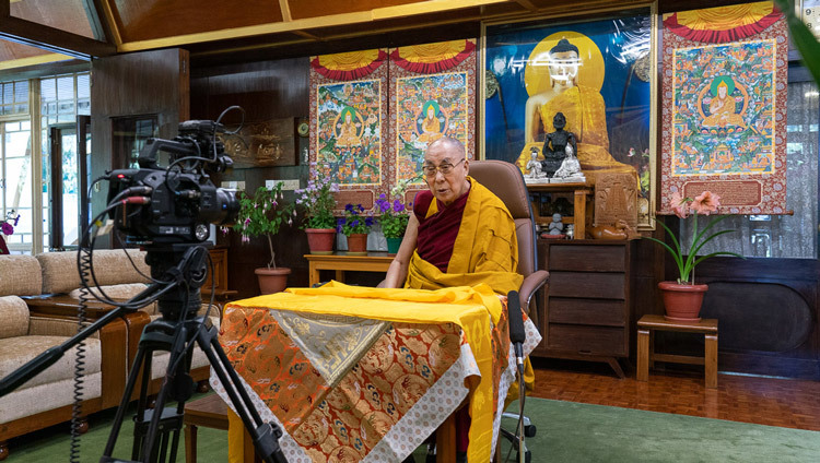 По просьбам верующих со всего мира Его Святейшество Далай-лама дарует онлайн-учения в своей резиденции. Фото: дост. Тензин Джампхел.