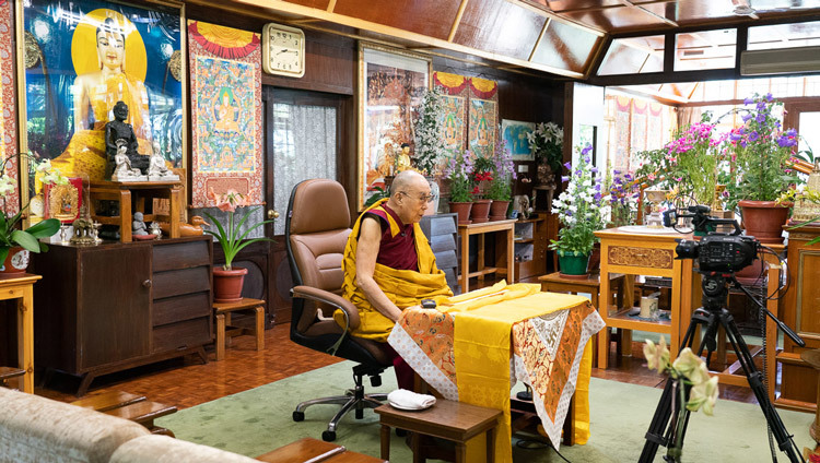По просьбам верующих со всего мира Его Святейшество Далай-лама дарует онлайн-учения в своей резиденции. Фото: дост. Тензин Джампхел.
