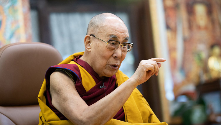 Его Святейшество Далай-лама во время онлайн-учений, организованных по просьбам верующих со всего мира. Фото: дост. Тензин Джампхел.