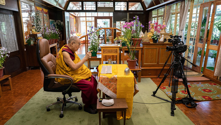 Его Святейшество Далай-лама во время второго дня онлайн-учений, организованных по просьбам последователей со всего мира. Фото: дост. Тензин Джампхел.