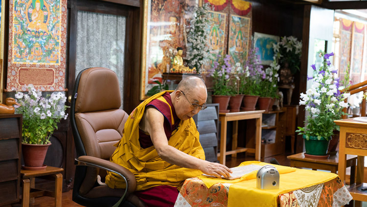 Его Святейшество Далай-лама читает строфы «Драгоценного ожерелья» Нагарджуны во время второго дня онлайн-учений, организованных по просьбам последователей со всего мира. Фото: дост. Тензин Джампхел.