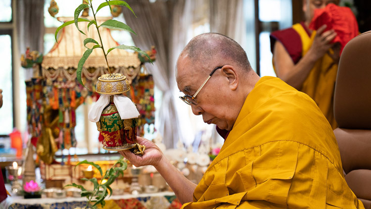 Его Святейшество Далай-лама, расположившийся в своей резиденции, выполняет подготовительные церемонии для посвящения Авалокитешвары, которое он дарует онлайн. Фото: дост. Тензин Джампхел.