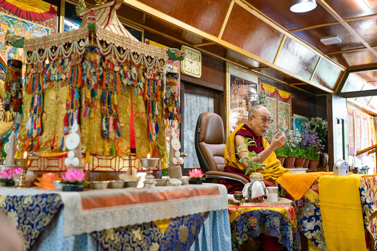Его Святейшество Далай-лама произносит вступительное слово в ходе подготовительных церемоний для посвящения Авалокитешвары. Фото: дост. Тензин Джампхел. 