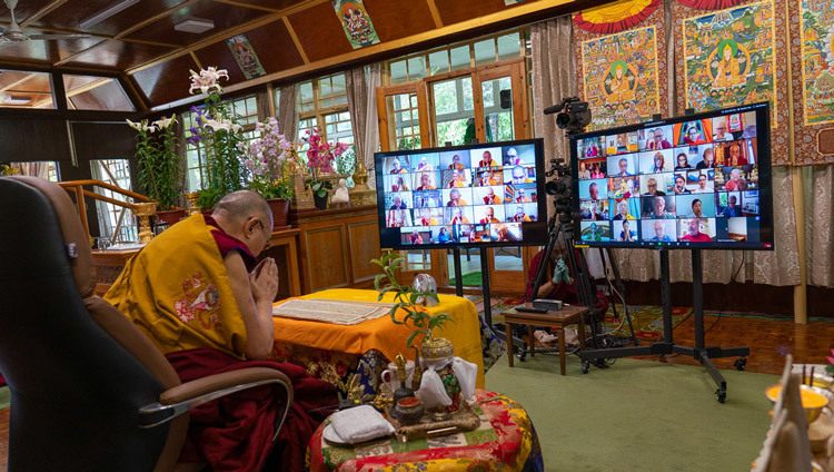Его Святейшество Далай-лама дарует наставления своим последователям из разных уголков мира во время подготовительных церемоний для посвящения Авалокитешвары. Фото: дост. Тензин Джампхел. 