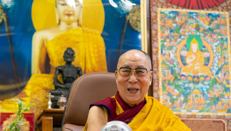 Его Святейшество Далай-лама смеется над шуткой во время подготовительных церемоний для посвящения Авалокитешвары. Фото: дост. Тензин Джампхел. 