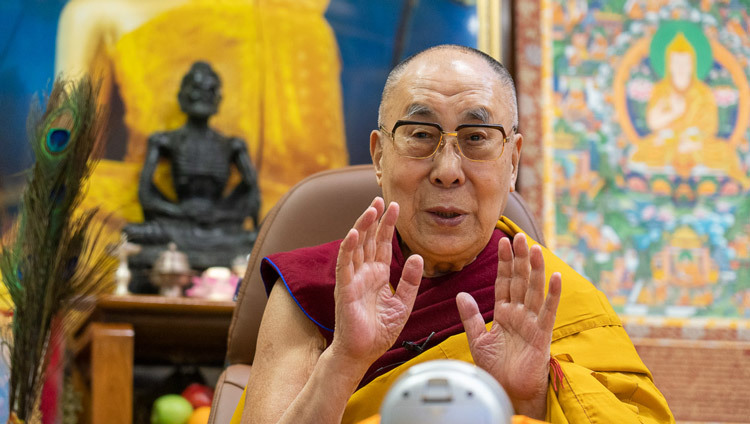 Его Святейшество Далай-лама дарует наставления во время посвящения Авалокитешвары. Фото: дост. Тензин Джампхел.