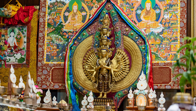Статуя Тысячерукого Авалокитешвары, установленная на столе рядом с Его Святейшеством Далай-ламой. Фото: дост. Тензин Джампхел.