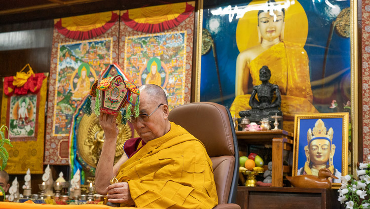 Его Святейшество Далай-лама выполняет ритуалы во время посвящения Авалокитешвары, которое он дарует онлайн. Фото: дост. Тензин Джампхел.
