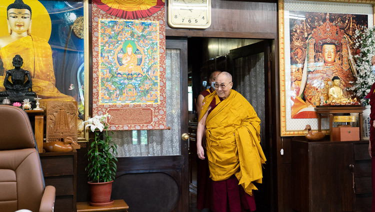 Его Святейшество Далай-лама прибывает в гостиную своей резиденции, чтобы провести церемонию зарождения бодхичитты онлайн. Фото: дост. Тензин Джампхел.