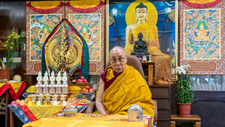 Его Святейшество Далай-лама рассказывает о зарождении бодхичитты. Фото: дост. Тензин Джампхел.