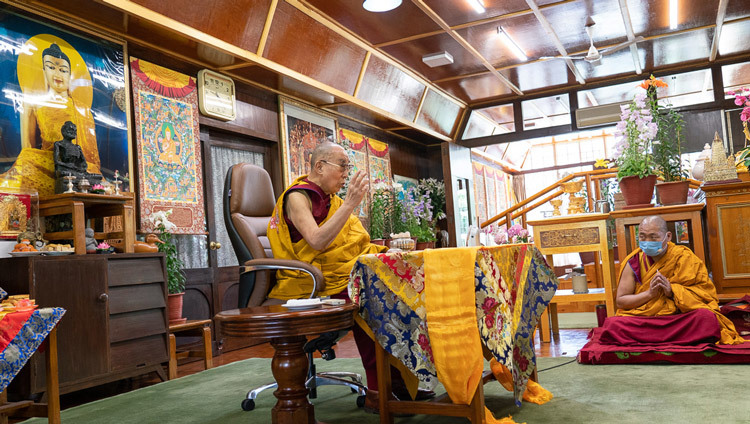 Его Святейшество Далай-лама дарует наставления во время церемонии зарождения бодхичитты. Фото: дост. Тензин Джампхел.