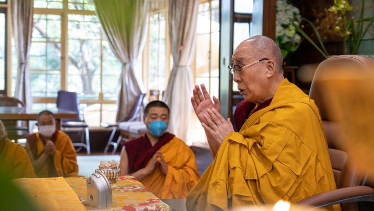 Его Святейшество Далай-лама проводит церемонию зарождения бодхичитты онлайн. Фото: дост. Тензин Джампхел.