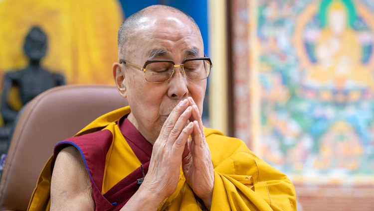 Его Святейшество Далай-лама завершает церемонию зарождения бодхичитты. Фото: дост. Тензин Джампхел.