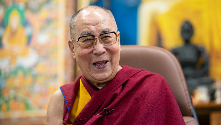 Его Святейшество Далай-лама смеется над шуткой во время видео-конференции с молодыми людьми из стран Юго-Восточной Азии. Фото: дост. Тензин Джампхел.