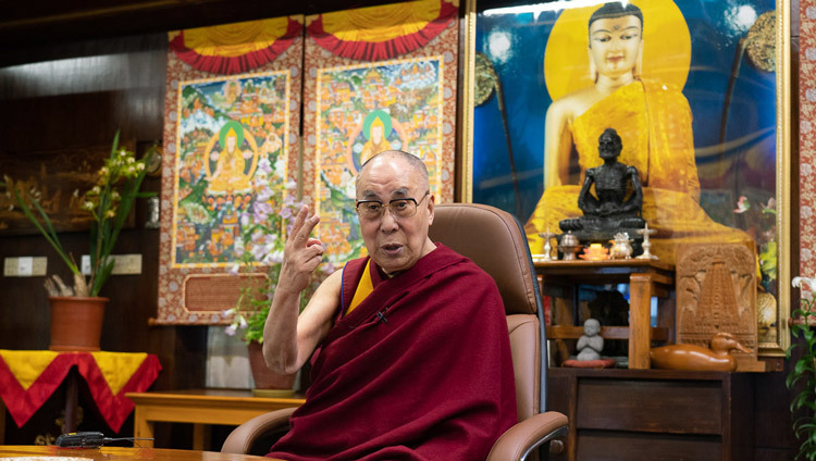 Его Святейшество Далай-лама во время видео-конференции с молодыми людьми из стран Юго-Восточной Азии. Фото: дост. Тензин Джампхел.