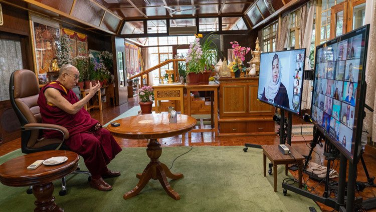 Его Святейшество Далай-лама отвечает на вопросы во время видео-конференции с молодыми людьми из стран Юго-Восточной Азии. Фото: дост. Тензин Джампхел.