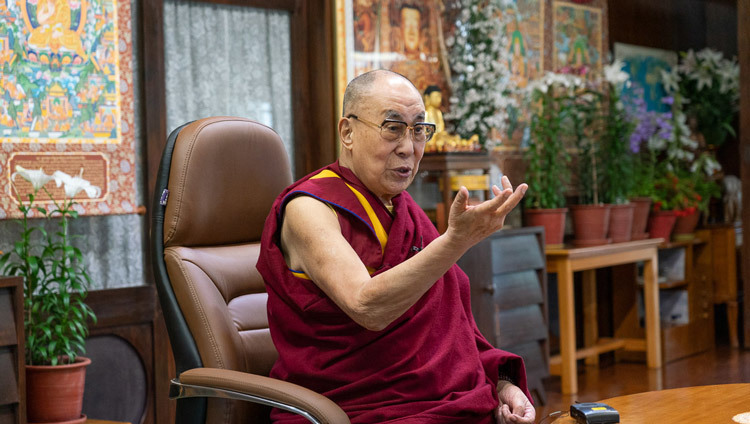 Его Святейшество Далай-лама отвечает на вопросы во время видео-конференции с молодыми людьми из стран Юго-Восточной Азии. Фото: дост. Тензин Джампхел.