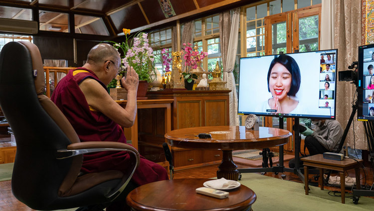 Его Святейшество Далай-лама приветствует участницу видео-конференции, которая готовится задать ему вопрос. Фото: дост. Тензин Джампхел.