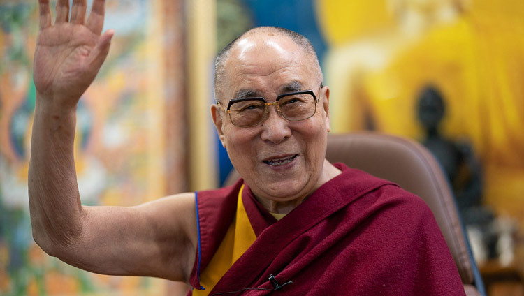 По завершении видео-конференции с молодыми людьми из стран Юго-Восточной Азии Его Святейшество Далай-лама машет им рукой на прощание. Фото: дост. Тензин Джампхел.
