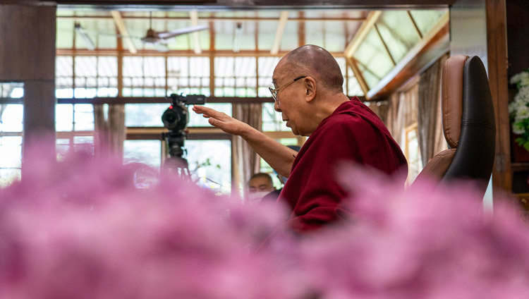 Его Святейшество Далай-лама во время видеоконференции с Пико Айером, которую транслируют по всему миру. Дхарамсала, штат Химачал-Прадеш, Индия, 17 июня 2020 г. Фото: дост. Тензин Джампхел.