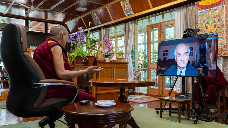 Его Святейшество Далай-лама проводит диалог с Пико Айером на тему «Семя сострадания». Дхарамсала, штат Химачал-Прадеш, Индия, 17 июня 2020 г. Фото: дост. Тензин Джампхел.