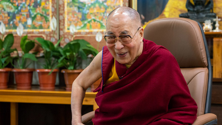 Его Святейшество Далай-лама смеется над шуткой во время диалога с Пико Айером. Дхарамсала, штат Химачал-Прадеш, Индия, 17 июня 2020 г. Фото: дост. Тензин Джампхел.