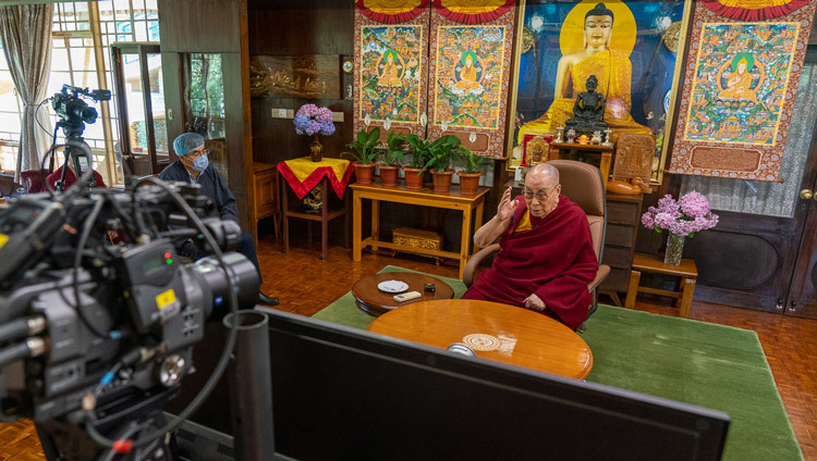 Его Святейшество Далай-лама проводит диалог с Пико Айером на тему «Семя сострадания». Дхарамсала, штат Химачал-Прадеш, Индия, 17 июня 2020 г. Фото: дост. Тензин Джампхел.