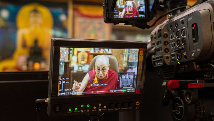 Камера снимает Его Святейшество Далай-ламу во время диалога с Пико Айером. Дхарамсала, штат Химачал-Прадеш, Индия, 17 июня 2020 г. Фото: дост. Тензин Джампхел.