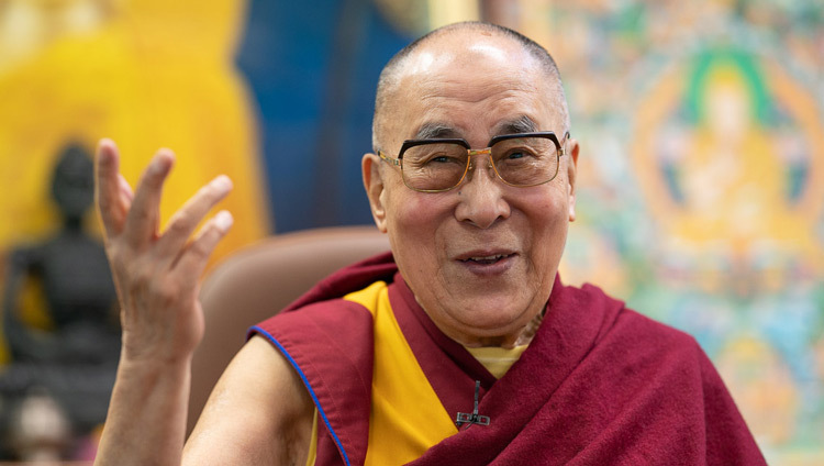 Его Святейшество Далай-лама выступает с обращением в начале видеоконференции под эгидой института «Ум и жизнь». Дхарамсала, штат Химачал-Прадеш, Индия. 20 июня 2020 г. Фото: Тензин Пхунцок.