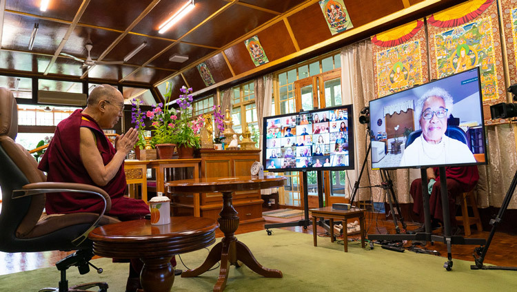 Модератор видеоконференции, почетный декан Школы социальной работы колледжа Смит Кэролайн Джейкобс задает вопрос Его Святейшеству Далай-ламе. Дхарамсала, штат Химачал-Прадеш, Индия. 20 июня 2020 г. Фото: Тензин Пхунцок.