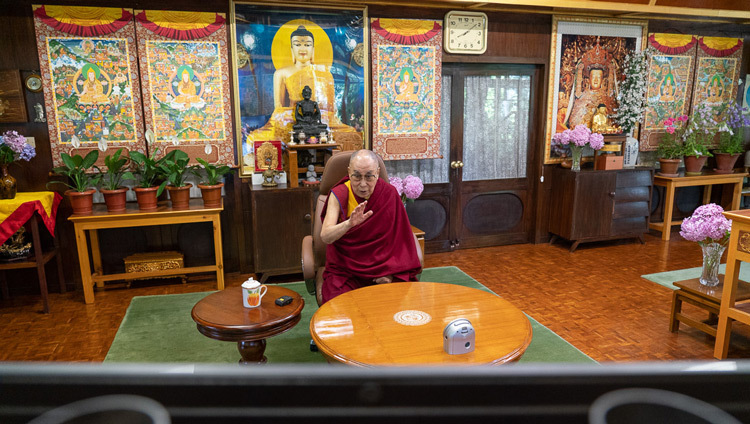 Его Святейшество Далай-лама выступает с обращением во время видеоконференции под эгидой института «Ум и жизнь». Дхарамсала, штат Химачал-Прадеш, Индия. 20 июня 2020 г. Фото: дост. Тензин Джампхел.