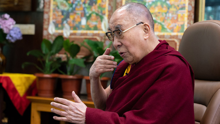 Его Святейшество Далай-лама выступает с обращением во время видеоконференции под эгидой института «Ум и жизнь». Дхарамсала, штат Химачал-Прадеш, Индия. 20 июня 2020 г. Фото: дост. Тензин Джампхел.