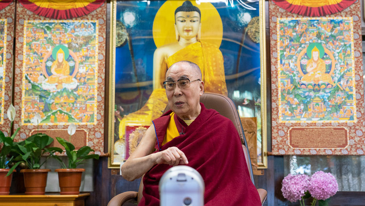 Его Святейшество Далай-лама излагает свою точку зрения во время видеоконференции под эгидой института «Ум и жизнь». Дхарамсала, штат Химачал-Прадеш, Индия. 20 июня 2020 г. Фото: дост. Тензин Джампхел.