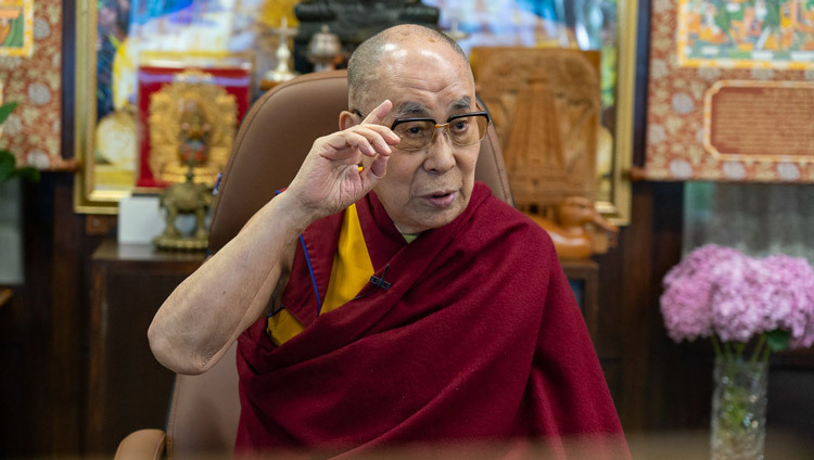 Его Святейшество Далай-лама беседует со студентами университета Амити в ходе интерактивной видеоконференции. Дхарамсала, штат Химачал-Прадеш, Индия. 26 июня 2020 г. Фото: дост. Тензин Джампхел.