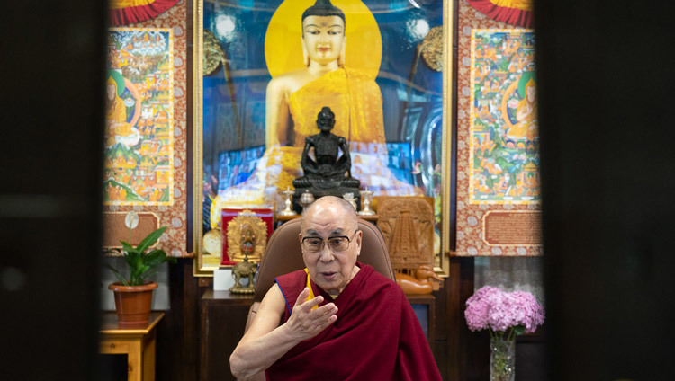 Его Святейшество Далай-лама во время интерактивной видеоконференции со студентами университета Амити. Дхарамсала, штат Химачал-Прадеш, Индия. 26 июня 2020 г. Фото: дост. Тензин Джампхел.