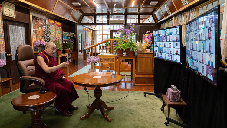 Его Святейшество Далай-лама беседует со студентами университета Амити в ходе интерактивной видеоконференции. Дхарамсала, штат Химачал-Прадеш, Индия. 26 июня 2020 г. Фото: дост. Тензин Джампхел.