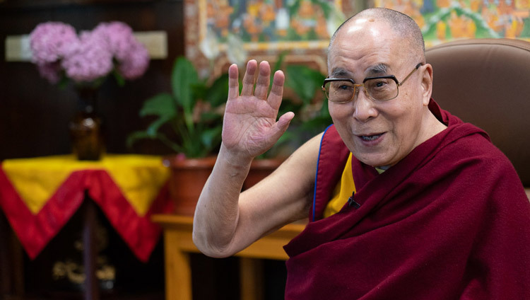 Его Святейшество Далай-лама машет рукой на прощание по завершении интерактивной видеоконференции со студентами университета Амити. Дхарамсала, штат Химачал-Прадеш, Индия. 26 июня 2020 г. Фото: дост. Тензин Джампхел.