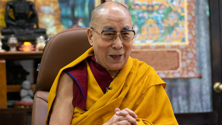 Перед началом онлайн-учения о тренировке ума Его Святейшество Далай-лама приветствует своих последователей из Тайваня, собравшихся, чтобы отпраздновать его 85-летие. Дхарамсала, штат Химачал-Прадеш, Индия. 5 июля 2020 г. Фото: дост. Тензин Джампхел.