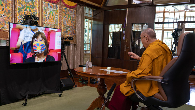 Его Святейшество Далай-лама беседует по видеосвязи со своими последователями из Тайваня, собравшимися, чтобы отпраздновать его 85-летие. Дхарамсала, штат Химачал-Прадеш, Индия. 5 июля 2020 г. Фото: дост. Тензин Джампхел.