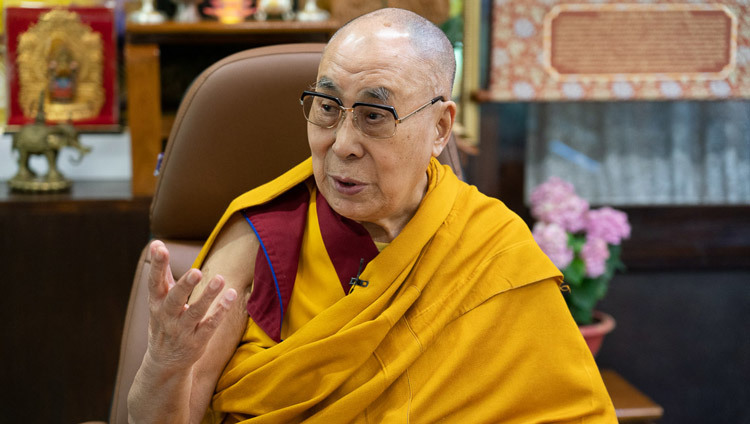 Его Святейшество Далай-лама дарует онлайн-учение о тренировке ума своим последователям из Тайваня, собравшимся, чтобы отпраздновать его 85-летие. Дхарамсала, штат Химачал-Прадеш, Индия. 5 июля 2020 г. Фото: дост. Тензин Джампхел.