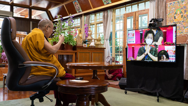 Его Святейшество Далай-лама дарует комментарий к произведению геше Лангри Тангпы «Восемь строф о преобразовании ума». Дхарамсала, штат Химачал-Прадеш, Индия. 5 июля 2020 г. Фото: дост. Тензин Джампхел.