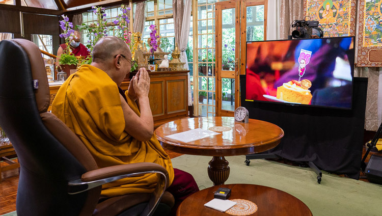 Один из последователей Его Святейшества Далай-ламы держит праздничный торт с символическим изображением Его Святейшества. Дхарамсала, штат Химачал-Прадеш, Индия. 5 июля 2020 г. Фото: дост. Тензин Джампхел.