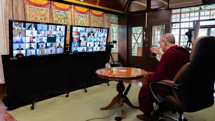Его Святейшество Далай-лама беседует с сотрудниками лондонской полиции. Дхарамсала, штат Химачал-Прадеш, Индия. 8 июля 2020 г. Фото: дост. Тензин Джампхел.