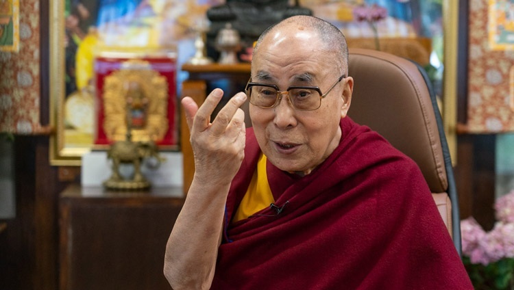 Его Святейшество Далай-лама отвечает на вопросы во время видеоконференции с сотрудниками лондонской полиции. Дхарамсала, штат Химачал-Прадеш, Индия. 8 июля 2020 г. Фото: дост. Тензин Джампхел.