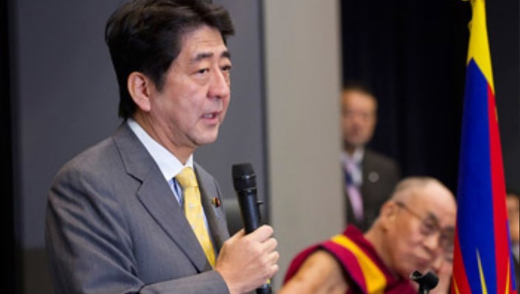 Бывший премьер-министр Японии Синдзо Абэ приветствует Его Святейшество Далай-ламу на встрече в японском парламенте. Токио, Япония. 13 ноября 2012 г. Фото: Тибетский офис в Японии.