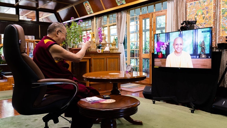 В начале видеоконференции Его Святейшество Далай-лама приветствует Гаура Гопала Даса. Дхарамсала, штат Химачал-Прадеш, Индия. 14 июля 2020 г. Фото: дост. Тензин Джампхел.