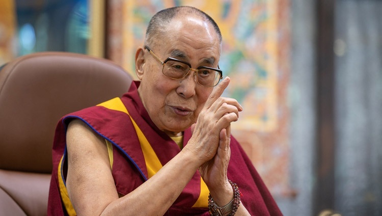 Его Святейшество Далай-лама беседует по видеосвязи с Гауром Гопалом Дасом. Дхарамсала, штат Химачал-Прадеш, Индия. 14 июля 2020 г. Фото: дост. Тензин Джампхел.