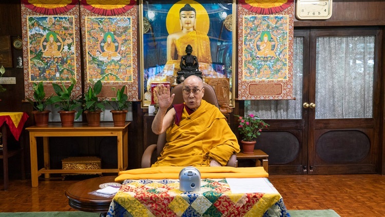 Его Святейшество Далай-лама в начале первого дня онлайн-учений, организованных по просьбе общества «Наланда Шикша». Дхарамсала, штат Химачал-Прадеш, Индия. 17 июля 2020 г. Фото: дост. Тензин Джампхел.