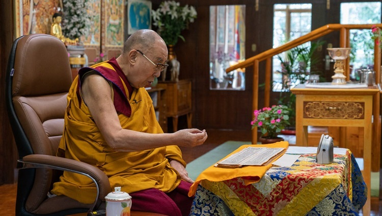 Его Святейшество Далай-лама во время первого дня онлайн-учений по трактату Чандракирти «Введение в мадхьямаку», организованных по просьбе общества «Наланда Шикша». Дхарамсала, штат Химачал-Прадеш, Индия. 17 июля 2020 г.